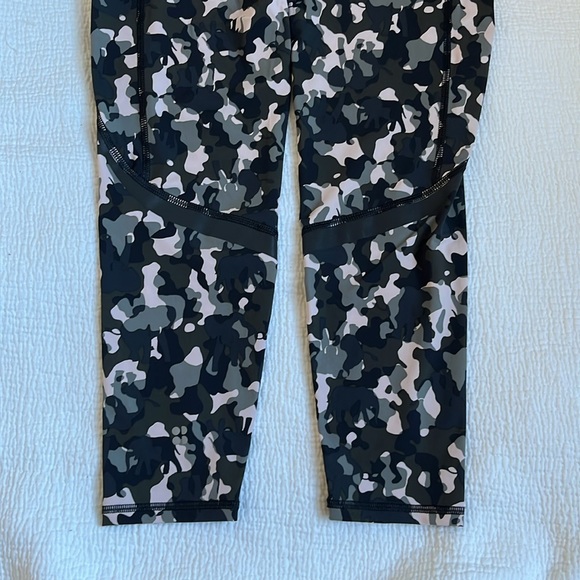 Sweaty Betty Zero Gravity 7/8 Running Leggings - Size S - Elephant Camo Print - Picture 5 of 8